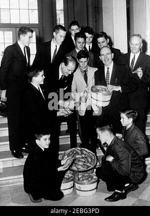 Ein 4-H Club besucht das Weiße Haus. Special Assistant to the President Dave Powers (Holding Basket) Posen mit Senator Olin Johnston von South Carolina (Biegen über); der Champion 4-H Club Süßkartoffelzüchter für den Staat South Carolina für 1960; Und ihr Geschenk von Süßkartoffeln im Weißen Haus, Washington, D. C. 4-H Club-Mitglieder gehören: Dan Bates; Gene Ousley; Junior Boykin; Mack Ousley; Dwight Lee; Kenneth Cooper; Paul Linwood Shuler; Carson Blackwell; Donald Bagnall; Henry David Gunter; Ernest Boykin. Das Menschenrecht von Dave Powers ist unidentifiziert.rn Stockfoto