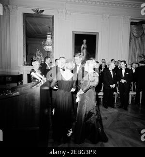 Abendessen zu Ehren der Nobelpreisträger, 8:00pm Uhr. Präsident John F. Kennedy (Mitte) besucht mit Gästen im East Room während eines Abendessens zu Ehren der Nobelpreisträger der westlichen Hemisphäre. Im Zentrum von Präsident Kennedy (L-R): Nobelpreisträger und Führer der Liberalen Partei Kanadas, Lester B. Pearson; Schriftstellerin, Mary Welsh Hemingway (Witwe des Nobelpreisträgers Ernest Hemingway), zurück in die Kamera; und Nobelpreisträger, Pearl S. Buck. Katherine Tupper Marshall (Witwe des Nobelpreisträgers und ehemaligen Staatssekretärs, General George C. Marshall), schaut auf f Stockfoto