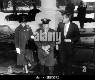 Präsident Kennedy begrüßt RB-47 Piloten auf der Andrews Air Force Base nach ihrer Freilassung aus Russland, 12:00pm Uhr. Präsident John F. Kennedy begrüßt einen US Air Force RB-47 Piloten, der vor kurzem aus der Sowjetunion entlassen wurde, als der Pilot mit seiner Frau im North Portico, White House, Washington, D.C. ankommt (L-R) Connie McKone; Kapitän John McKone; Präsident Kennedy. Stockfoto