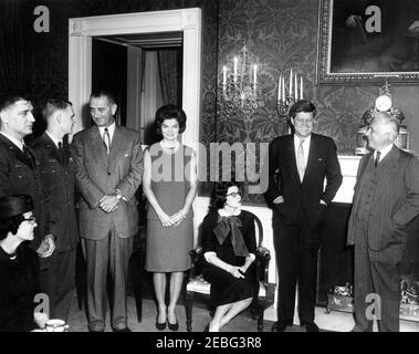 Präsident Kennedy begrüßt RB-47 Piloten auf der Andrews Air Force Base nach ihrer Freilassung aus Russland, 12:00pm Uhr. Präsident John F. Kennedy trifft sich mit US-Luftwaffe RB-47 Piloten vor kurzem aus der Sowjetunion und ihre Frauen, Red Room, White House, Washington, D.C. (L-R) Connie McKone (sitzend); Kapitän John McKone; Kapitän Freeman Bruce Olmstead; Vice President Lyndon B. Johnson; First Lady Jacqueline Kennedy; Gail Olmstead (sitzend); Präsident Kennedy; Senator Kenneth Keating von New York. Stockfoto