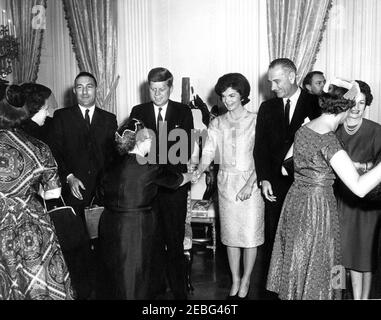 Vereidigung und Empfang der Kabinettsminister, 4:00pm Uhr. Vereidigung in Zeremonie und Empfang für Kabinettsmitglieder und ihre Familien, East Room, White House, Washington, D.C. (L-R) Innenminister Stewart Udall; Präsident John F. Kennedy; First Lady Jacqueline Kennedy; Vice President Lyndon B. Johnson; und Lady Bird Johnson in der Empfangslinie Begrüßung Gäste. Stockfoto