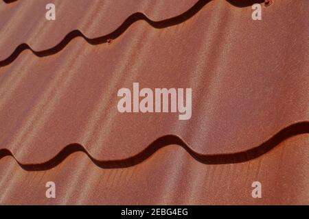 Eine häufig verwendete Methode zur Abdeckung des Dachs. Ein Fragment eines Daches aus Stahlziegeln. Stockfoto