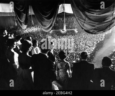 Post Inaugural Ball in der Washington, D.C. Armory. Präsident John F. Kennedy und Partei Teilnahme Antrittsball an der National Guard Armory, Washington, DC Partei umfasst Vizepräsident Lyndon B. Johnson; First Lady Jacqueline Kennedy; Präsident Kennedy; und die Presidentu0027s Eltern Joseph P. Kennedy, Sr. Und Rose Fitzgerald Kennedy. Die Reihe oben umfasst den Bruder Edward M. u0022Tedu0022 Kennedy aus dem Jahr Presidentu0027s und seine Frau Joan Kennedy. Stockfoto