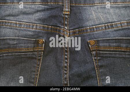 Schwarze Jeans-Qualität (Denim). Blick auf die Rückseite der Hose. Stockfoto
