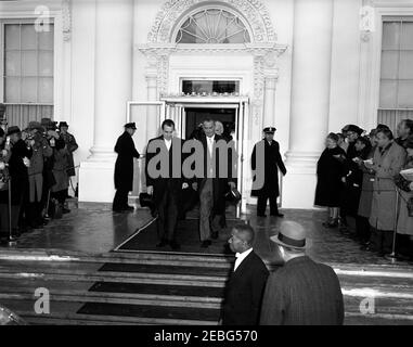 Zeremonien vor der Eröffnung im Weißen Haus. Pre-Antrittszeremonien, White House, Washington, DC Vice President Richard M. Nixon und Vice President-elect Lyndon B. Johnson verlassen das Weiße Haus für Antrittszeremonien. Der Polizist des Weißen Hauses, Major Ralph C. Stover, hält die Tür links offen. Stockfoto