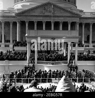 Eröffnungszeremonien im US-Kapitol und Eröffnungsparade. Amtseinführung von John F. Kennedy im East Portico, Kapitolgebäude der Vereinigten Staaten, Washington, D.C., Oberrichter Earl Warren verwaltet Amtseid an den designierten Präsidenten John F. Kennedy. Blick auf: Schreiber des Obersten Gerichtshofs, James R. Browning (hält bibel); Vizepräsident-gewählter Lyndon B. Johnson; Vizepräsident Richard M. Nixon; ehemaliger Präsident Harry S. Truman; ehemalige First Lady Bess Truman; Präsident Dwight D. Eisenhower; First Lady Mamie Eisenhower; Jacqueline Kennedy; Lady Bird Johnson; Joseph P. Kennedy, Sr.; Und Rose Fitzger Stockfoto