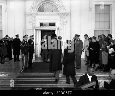 Zeremonien vor der Eröffnung im Weißen Haus. Vor der Eröffnungszeremonie begrüßt Präsident Dwight D. Eisenhower den designierten Vizepräsidenten Lyndon B. Johnson und seine Frau Lady Bird Johnson im Weißen Haus. Präsident Eisenhoweru0027s Militärhelfer Blick auf: Militärstützpunkt Oberst Robert L. Schulz und Marineflugführer Evan P. Aurand (Saluting) stehen links; Luftwaffenstützpunkt Oberst William G. Draper (Saluting) steht rechts von der Gruppe. Der Polizist des Weißen Hauses, Major Ralph J. Stover, steht links von der Tür. Stockfoto