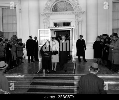 Zeremonien vor der Eröffnung im Weißen Haus. Zeremonien vor der Eröffnung, White House, Washington, D.C. First Lady Mamie Eisenhower, Jacqueline Kennedy und Senator Styles Bridges of New Hampshire verlassen das Weiße Haus für die Eröffnungszeremonien. Der Polizist des Weißen Hauses, Major Ralph C. Stover, und der Türsteher des Weißen Hauses, Preston Bruce, stehen links vom Eingang. Stockfoto