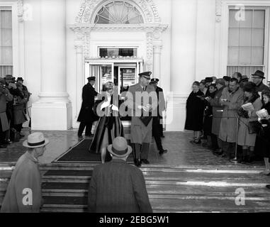 Zeremonien vor der Eröffnung im Weißen Haus. Pre-Inaugural Zeremonien, White House, Washington, D.C. Präsident Dwight D. Eisenhoweru0027s Sohn LT. Col. John Eisenhower verlässt White House mit seiner Frau Barbara Eisenhower. Stockfoto