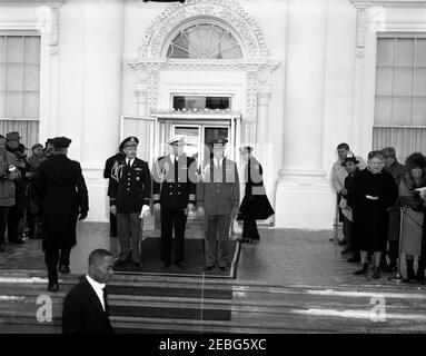 Zeremonien vor der Eröffnung im Weißen Haus. Vor der Eröffnung Zeremonien, White House, Washington, D.C., Präsident Dwight D. Eisenhoweru0027s militärische Helfer warten auf die Ankunft des designierten Präsidenten John F. Kennedy im Weißen Haus. (L-R): Oberst der Militärfluglinie Robert L. Schulz; Kapitän der Marinefluglinie Evan P. Aurand; Oberst der Luftwaffe William G. Draper. Stockfoto