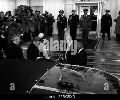 Zeremonien vor der Eröffnung im Weißen Haus. Vor der Eröffnungszeremonie begrüßt Präsident Dwight D. Eisenhower den designierten Präsidenten John F. Kennedy und seine Frau Jacqueline Kennedy vor dem Weißen Haus. Senator John J. Sparkman aus Alabama steht ganz links. Militärische Helfer von Präsident Eisenhower stehen auf den Stufen oben: Oberst des Militärdienstes Robert L. Schulz; Kapitän des Marineflugdienstes Evan P. Aurand und Oberst des Luftwaffenstützpunkts William G. Draper. Die Pressevertreter erfassen den Moment von links. Stockfoto