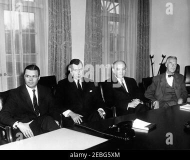 Treffen zwischen Präsident Dwight D. Eisenhower (DDE) und dem designierten Präsidenten Kennedy. Präsident Dwight D. Eisenhower und der designierte Präsident John F. Kennedy treffen sich im Kabinettsaal des Weißen Hauses, Washington, D.C. (L-R) designierter Verteidigungsminister Robert S. McNamara; Verteidigungsminister Thomas S. Gates, Jr.; designierter Staatssekretär Dean Rusk; Staatssekretär Christian A. Herter. Stockfoto