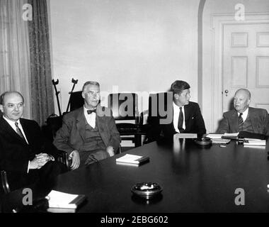 Treffen zwischen Präsident Dwight D. Eisenhower (DDE) und dem designierten Präsidenten Kennedy. Präsident Dwight D. Eisenhower und der designierte Präsident John F. Kennedy treffen sich im Kabinettsaal, im Weißen Haus, Washington, D.C. (L-R) designierter Staatssekretär Dean Rusk; Staatssekretär Christian A. Herter; designierter Präsident Kennedy; Präsident Eisenhower. Stockfoto