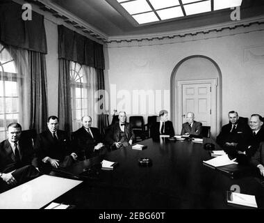 Treffen zwischen Präsident Dwight D. Eisenhower (DDE) und dem designierten Präsidenten Kennedy. Präsident Dwight D. Eisenhower und der designierte Präsident John F. Kennedy treffen sich im Kabinettsaal des Weißen Hauses, Washington, D.C. (L-R) designierter Verteidigungsminister Robert S. McNamara; Verteidigungsminister Thomas S. Gates, Jr.; designierter Staatssekretär Dean Rusk; Staatssekretär Christian A. Herter; designierter Präsident Kennedy; Präsident Eisenhower; Finanzminister Robert Anderson; designierter Finanzminister C. Douglas Dillon. Stockfoto