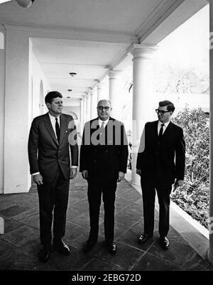 Begegnung mit Giuseppe Saragat, Führer der Demokratischen Sozialistischen Partei Italiens, 12:05pm Uhr. Präsident John F. Kennedy (links) steht mit dem Führer der Demokratischen Sozialistischen Partei Italiens, Giuseppe Saragat, in der West-Flügel-Kolonnade während eines Treffens im Weißen Haus, Washington, D.C. US-Außenministerium Dolmetscher, Neil Seidenman, steht auf der rechten Seite. Stockfoto
