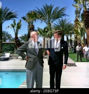 Reise nach Kalifornien: Palm Springs, Treffen mit dem ehemaligen Präsidenten Dwight D. Eisenhower (DDE), 11:00am Uhr. Präsident John F. Kennedy besucht den ehemaligen Präsidenten General Dwight D. Eisenhower (links) in der Residenz General Eisenhoweru2019s in Palm Springs. Personen im Hintergrund sind nicht identifiziert. Eldorado Country Club, Indian Wells, Kalifornien. Stockfoto
