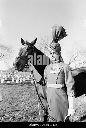 First Lady Jacqueline Kennedy (JBK) und Caroline Kennedy (CBK) erhalten u0022Sardar,u201d ein Pferd, das vom pakistanischen Präsidenten Ayub Khan in Fort Myer Stables, Arlington, Virginia, geschenkt wurde. Ein nicht identifizierter pakistanischer Militäroffizier steht mit u0022Sardar,u0022 dem Pferd, das First Lady Jacqueline Kennedy als Geschenk des pakistanischen Präsidenten Mohammad Ayub Khan während ihrer Reise nach Pakistan gegeben wurde. Fort Myer Stables, Arlington, Virginia. Stockfoto