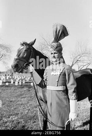 First Lady Jacqueline Kennedy (JBK) und Caroline Kennedy (CBK) erhalten u0022Sardar,u201d ein Pferd, das vom pakistanischen Präsidenten Ayub Khan in Fort Myer Stables, Arlington, Virginia, geschenkt wurde. Ein nicht identifizierter pakistanischer Militäroffizier steht mit u0022Sardar,u0022 dem Pferd, das First Lady Jacqueline Kennedy als Geschenk des pakistanischen Präsidenten Mohammad Ayub Khan während ihrer Reise nach Pakistan gegeben wurde. Fort Myer Stables, Arlington, Virginia. Stockfoto