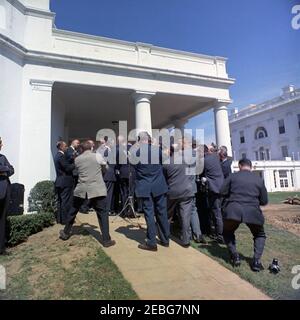 Treffen mit Ärzten zur medizinischen Versorgung von Alten, 12:05pm Uhr. Fotografen schießen Fotos während des Treffens von Präsident John F. Kennedyu2019s mit Ärzten über die medizinische Versorgung für ältere Personen. In der Gruppe (links): Präsident John F. Kennedy (zurück zur Kamera); Dr. Caldwell B. Esselstyn, Ärztlicher Direktor der Rip Van Winkle Klinik in Hudson, New York; Sekretär für Gesundheit, Bildung und Wohlfahrt, Abraham Ribicoff. Rose Garden, White House, Washington, D.C. Stockfoto