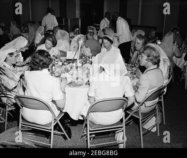 First Lady Jacqueline Kennedy (JBK) nimmt am Mittagessen der Rotkreuzeinheit des Senats Ladiesu0027 Teil. Mitglieder des Senats Damen Rotes Kreuz Einheit sitzen an einem Tisch während eines Mittagessenes (besucht von First Lady Jacqueline Kennedy) in der Old Supreme Court Chamber, United States Capitol Building, Washington, D.C. das Rote Kreuz Einheit (auch bekannt als u201cLadies der Senateu201d) Besteht aus den Ehefrauen von Mitgliedern des US-Senats. Die am Tisch im Vordergrund sitzenden sind: Mary Elizabeth Kem, Ehefrau des ehemaligen Senators James Kem (Missouri); Lucretia Engle (zurück zur Kamera), Frau von Senator Clair Engle (Kalifornien Stockfoto