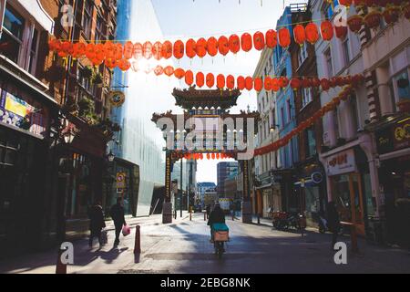 China Town, London, Großbritannien, 12th. Februar 2021. Chinesische Neujahrsdekorationen. Chines Neujahr ist ein großes Ereignis, obwohl aufgrund Covid 19 Feiern in diesem Jahr abgesagt wurden. Dekorationen wurden immer noch in China Town aufgesetzt. Dieses Jahr ist das Jahr des Ochsen Stockfoto