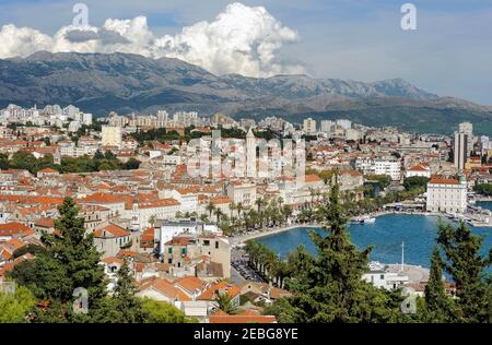 Split - Kroatien - 24. August 2019: Blick auf die Stadt Split an der Adriaküste von Kroatien Stockfoto