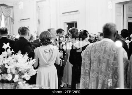 Diplomatischer Empfang, 6:00pm Uhr. First Lady Jacqueline Kennedy (Mitte) besucht den griechischen Botschafter Alexander A. Matsas bei einem diplomatischen Empfang im Weißen Haus. Der Marinedienst des Präsidenten, Kapitän Tazewell Shepard, steht im Zentrum (hinter Botschafter Matsas); der Botschafter Nicaraguas und Dekan des Diplomatischen Korps, Dr. Guillermo Sevilla-Sacasa, steht im Hintergrund. Alle anderen sind nicht identifiziert. East Room, White House, Washington, D.C. Stockfoto