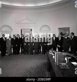 Vereidigung, General Advisory Committee of the Arms Control and Disarmament Agency, 12:18pm. Präsident John F. Kennedy (Mitte links) und andere nehmen an der Vereidigung der Mitglieder des Allgemeinen Beratenden Ausschusses der Rüstungskontrolle und Abrüstungsagentur Teil. (L-R) Direktor der Arms Control and Disarmament Agency (ACDA) William C. Foster (teilweise versteckt am äußersten Rand des Bildes), Präsident der American Federation of Labor and Congress of Industrial Organizations (AFL-CIO) George Meany, Dean A. McGee, ehemaliger stellvertretender Sekretär der United States Air Force for Research and Stockfoto