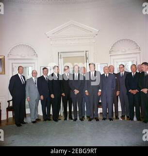 Vereidigung, General Advisory Committee of the Arms Control and Disarmament Agency, 12:18pm. Präsident John F. Kennedy (Mitte rechts) und Direktor der Arms Control and Disarmament Agency (ACDA) William C. Foster (ganz links) stehen mit Mitgliedern des General Advisory Committee der Arms Control and Disarmament Agency während der Vereidigung des Komitees. (L-R) Direktor Foster, Präsident der American Federation of Labor and Congress of Industrial Organizations (AFL-CIO) George Meany, Dean A. McGee, ehemaliger stellvertretender Sekretär der US Air Force for Researc Stockfoto