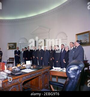 Vereidigung, General Advisory Committee of the Arms Control and Disarmament Agency, 12:18pm. Präsident John F. Kennedy (Mitte) und andere nehmen an der Vereidigung der Mitglieder des Allgemeinen Beratenden Ausschusses der Rüstungskontrolle und Abrüstungsagentur Teil. (L-R) nicht identifiziert (meist am äußersten Rand des Bildes versteckt), Direktor der Arms Control and Disarmament Agency (ACDA) William C. Foster, Präsident der American Federation of Labor and Congress of Industrial Organizations (AFL-CIO) George Meany, Dean A. McGee, ehemaliger stellvertretender Sekretär der US Air Force for Researc Stockfoto