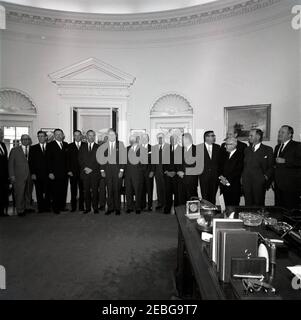 Vereidigung, General Advisory Committee of the Arms Control and Disarmament Agency, 12:18pm. Präsident John F. Kennedy (Mitte links) und andere nehmen an der Vereidigung der Mitglieder des Allgemeinen Beratenden Ausschusses der Rüstungskontrolle und Abrüstungsagentur Teil. (L-R) Direktor der Arms Control and Disarmament Agency (ACDA) William C. Foster (teilweise versteckt am äußersten Rand des Bildes), Präsident der American Federation of Labor and Congress of Industrial Organizations (AFL-CIO) George Meany, Dean A. McGee, ehemaliger stellvertretender Sekretär der United States Air Force for Research and Stockfoto