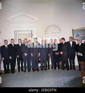 Vereidigung, General Advisory Committee of the Arms Control and Disarmament Agency, 12:18pm. Präsident John F. Kennedy steht mit Mitgliedern des Allgemeinen Beratenden Ausschusses der Rüstungskontrolle und Abrüstungsagentur während der Vereidigung des Ausschusses. (L-R) Präsident der American Federation of Labor and Congress of Industrial Organizations (AFL-CIO) George Meany (meist am äußersten Rand des Bildes versteckt), Dean A. McGee, ehemaliger stellvertretender Sekretär der United States Air Force for Research and Development Trevor Gardner, Ehemaliger Stabschef der United States Air Force Stockfoto