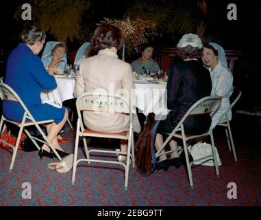 First Lady Jacqueline Kennedy (JBK) nimmt am Mittagessen der Rotkreuzeinheit des Senats Ladiesu0027 Teil. First Lady Jacqueline Kennedy nimmt an einem Mittagessen für Mitglieder der Senate Ladies Red Cross Unit in der Old Supreme Court Chamber, United States Capitol Building, Washington, D.C. Teil.die Einheit des Roten Kreuzes (auch bekannt als u201cLadies der Senateu201d) besteht aus den Ehefrauen von Mitgliedern des US-Senats. Zu den Sitzplätzen gehören: Mrs. Kennedy; Lady Bird Johnson; Senator Maurine Neuberger von Oregon; ILO Browne Wallace (Ehefrau des ehemaligen Vizepräsidenten Henry A. Wallace). Stockfoto