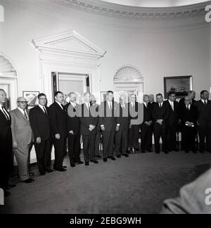 Vereidigung, General Advisory Committee of the Arms Control and Disarmament Agency, 12:18pm. Präsident John F. Kennedy (Mitte) und andere nehmen an der Vereidigung der Mitglieder des Allgemeinen Beratenden Ausschusses der Rüstungskontrolle und Abrüstungsagentur Teil. (L-R) Direktor der Arms Control and Disarmament Agency (ACDA) William C. Foster, Präsident der American Federation of Labor and Congress of Industrial Organizations (AFL-CIO) George Meany, Dean A. McGee, ehemaliger stellvertretender Sekretär der US-Luftwaffe für Forschung und Entwicklung Trevor Gardner, ehemaliger Chef von S Stockfoto