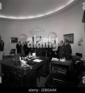 Vereidigung, General Advisory Committee of the Arms Control and Disarmament Agency, 12:18pm. Präsident John F. Kennedy (Mitte) und andere nehmen an der Vereidigung der Mitglieder des Allgemeinen Beratenden Ausschusses der Rüstungskontrolle und Abrüstungsagentur Teil. (L-R) Stellvertretender Executive Clerk des Weißen Hauses Herbert L. Miller, Direktor der Arms Control and Disarmament Agency (ACDA) William C. Foster, Präsident der American Federation of Labor and Congress of Industrial Organizations (AFL-CIO) George Meany, Dean A. McGee, ehemaliger Assistant Secretary of the United States Air Forc Stockfoto