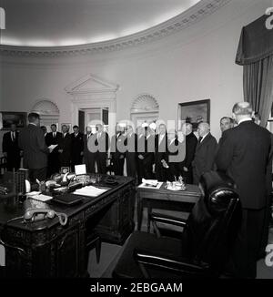 Vereidigung, General Advisory Committee of the Arms Control and Disarmament Agency, 12:18pm. Präsident John F. Kennedy (Mitte links) und andere nehmen an der Vereidigung der Mitglieder des Allgemeinen Beratenden Ausschusses der Rüstungskontrolle und Abrüstungsagentur Teil; stellvertretender Exekutivbeamter des Weißen Hauses Herbert L. Miller (zweiter von links, vorne) amtiert. (L-R) Direktor der Arms Control and Disarmament Agency (ACDA) William C. Foster, Assistant Executive Clerk Miller, Dean A. McGee, ehemaliger Assistant Secretary of the United States Air Force for Research and Development T Stockfoto