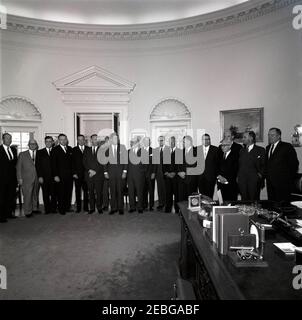 Vereidigung, General Advisory Committee of the Arms Control and Disarmament Agency, 12:18pm. Präsident John F. Kennedy (Mitte links) und andere nehmen an der Vereidigung der Mitglieder des Allgemeinen Beratenden Ausschusses der Rüstungskontrolle und Abrüstungsagentur Teil. (L-R) Direktor der Arms Control and Disarmament Agency (ACDA) William C. Foster (teilweise versteckt am äußersten Rand des Bildes), Präsident der American Federation of Labor and Congress of Industrial Organizations (AFL-CIO) George Meany, Dean A. McGee, ehemaliger stellvertretender Sekretär der United States Air Force for Research and Stockfoto