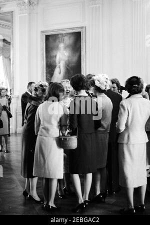 First Lady Jacqueline Kennedyu0027s (JBK) Tee für Alumnae u0026 Mitarbeiter der Miss Porteru0027s Schule in Farmington, Connecticut. Alumnae und Mitarbeiter der Miss Porteru0027s School in Farmington, Connecticut, besuchen einen Tee von First Lady Jacqueline Kennedy gegeben. East Room, White House, Washington, D.C. Stockfoto