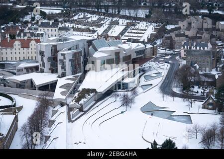 Winteransicht der schottischen Parlamentsgebäude bei Holyrood im Schnee, Edinburgh, Schottland, Großbritannien Stockfoto