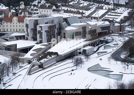 Winteransicht der schottischen Parlamentsgebäude bei Holyrood im Schnee, Edinburgh, Schottland, Großbritannien Stockfoto