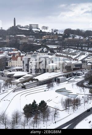 Winteransicht der schottischen Parlamentsgebäude bei Holyrood im Schnee, Edinburgh, Schottland, Großbritannien Stockfoto