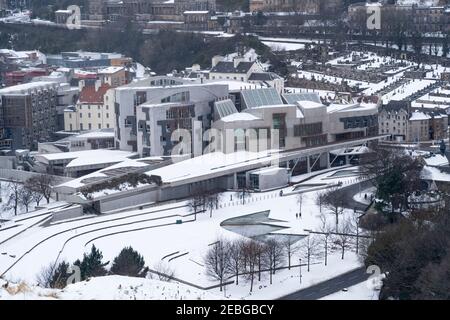 Winteransicht der schottischen Parlamentsgebäude bei Holyrood im Schnee, Edinburgh, Schottland, Großbritannien Stockfoto