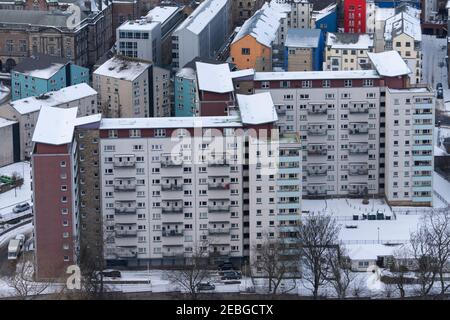 Blick auf den Hochhaus-Apartmentblock in Dumbiedykes in Edinburgh, Schottland, Großbritannien Stockfoto