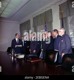 Proklamation Unterzeichnung - Freiwillige Overseas Hilfe Woche, 11:30am. Präsident John F. Kennedy (Mitte links) steht bei der Unterzeichnung der Proklamation, die die Woche vom 9. April 1962 zur freiwilligen Überseehilfe-Woche ausweist, mit den Führern humanitärer und religiöser Organisationen Amerikas zusammen. (L-R) nicht identifiziert (hinten, meist versteckt); Rabbi Herbert A. Friedman, Executive Vice Chairman des United Jewish Appeal (Holding paper); Richard W. Reuter, Executive Director of CARE; Fowler Hamilton, Administrator der Agentur für internationale Entwicklung; Dr. Franklin Clark Fry, Präsident der Lutherischen Welt Stockfoto
