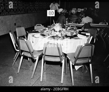 First Lady Jacqueline Kennedy (JBK) nimmt am Kongress-Club Lunch Teil. Tischset für ein Mittagessen im Congressional Club zu Ehren von First Lady Jacqueline Kennedy. Sheraton Park Hotel Ballsaal, Washington, D.C. Stockfoto