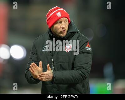 Gloucester, Großbritannien. Februar 2021, 12th. George Skivington Cheftrainer von Gloucester Rugby, der seine Spieler beim Aufwärmen in Gloucester, Großbritannien, am 2/12/2021 ermutigte. (Foto: Gareth Dalley/News Images/Sipa USA) Quelle: SIPA USA/Alamy Live News Stockfoto