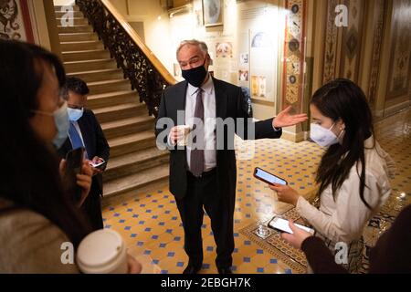 Washington, USA. Februar 2021, 12th. USA - 12. Februar: Senator Tim Kaine, D-VA., spricht mit Reportern während einer Pause im Senat Amtsenthebungsverfahren gegen den ehemaligen Präsidenten Donald Trump im US-Kapitol in Washington am Freitag, 12. Februar 2021. Trump wird wegen „Aufwiegelung zum Aufstand“ angeklagt, nachdem seine Anhänger das Kapitol gestürmt hatten, um das Wahlergebnis im November zu stürzen. (Foto: Caroline Brehman/Pool/Sipa USA) Quelle: SIPA USA/Alamy Live News Stockfoto