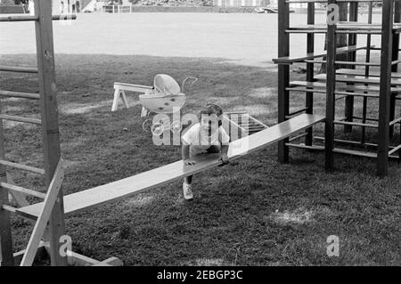 Vizepräsident Lyndon B. Johnson (LBJ) präsentiert Caroline Kennedy (CBK) ein neues Pony, u201cTexu201d; Kinder spielen auf dem South Lawn. John F. Kennedy, Jr., spielt auf dem South Lawn des Weißen Hauses, Washington, D.C. Stockfoto