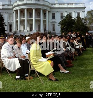 First Lady Jacqueline Kennedyu0027s (JBK) Musikprogramm für Jugendliche, 2:35pm. First Lady Jacqueline Kennedy veranstaltet die dritte in ihrer Reihe von Musical Programs for Youth by Youth auf dem South Lawn des Weißen Hauses, Washington, D.C. Mrs. Kennedy (Mitte links) sitzt in der ersten Reihe des Publikums mit Lynda Bird Johnson (rechts von der First Lady), Und Komponist Stanley Silverman (fünfter von links); andere sind nicht identifiziert. Stockfoto