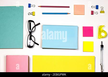 Schreibwaren Accessoires und Bücher auf weißem Hintergrund. Bildung und Freiberufler Arbeitskonzept. Zurück zur Schule oder ins Büro Flat Lay, Draufsicht . Stockfoto